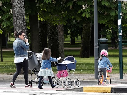 Una madre pasea con sus hijos por una calle de Pamplona, en abril de 2020.