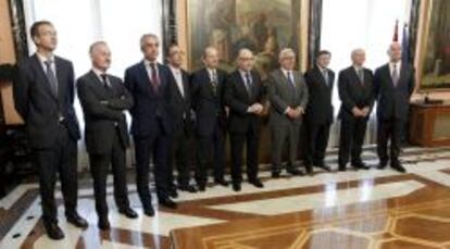 El ministro de Hacienda, Crist&oacute;bal Montoro y el secretario de Estado de Hacienda, Miguel Ferre, junto a la comisi&oacute;n de expertos para la reforma fiscal. 