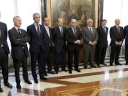 El ministro de Hacienda, Crist&oacute;bal Montoro y el secretario de Estado de Hacienda, Miguel Ferre, junto a la comisi&oacute;n de expertos para la reforma fiscal. 