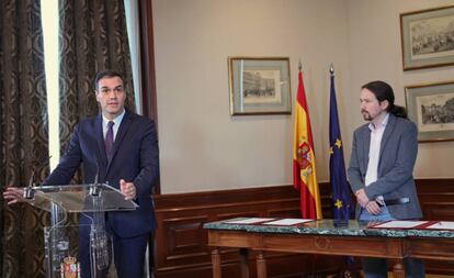 El presidente del Gobierno en funciones, Pedro Sánchez, ofrece una rueda de prensa en el Congreso de los Diputados tras firmar el principio de acuerdo con el líder de Podemos, Pablo Iglesias.