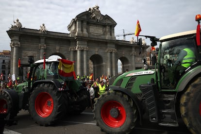 Llegada de varios tractores a la Puerta de Alcalá, este miércoles.