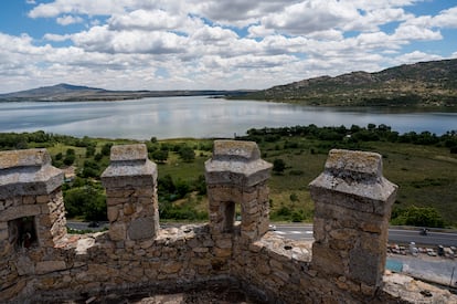 El embalse de Santillana visto desde las almenas del castillo de los Mendoza en Manzanares el Real.