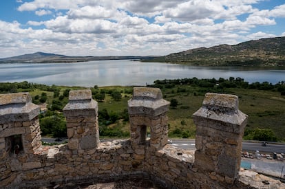 El embalse de Santillana visto desde las almenas del castillo de los Mendoza en Manzanares el Real. 