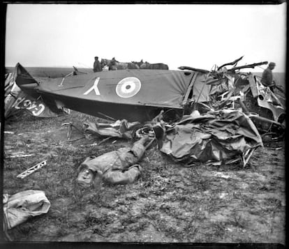 25 de abril de 1918. Avión inglés caído en Heuzecourt, Francia (nota manuscrita del autor sobre el negativo de vidrio).