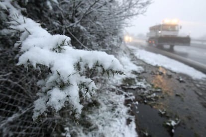 El temporal de viento y nieve que afecta a Galicia ha obligado a cerrar al tráfico pesado varios puertos de la montaña de Lugo e implica la necesidad de utilizar cadenas en distintos puntos de esta provincia. Las dificultades para circular se extienden también a algunas carreteras de Ourense. En la imagen, aspecto hoy de La Cañiza en Pontevedra.