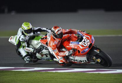 Héctor Barbera, del equipo Avintia Blusens, persigue al italiano del Ducati, Andrea Dovizioso durante de los entrenamientos libres realizados en el circuito internacional Losail de Doha, en Catar.