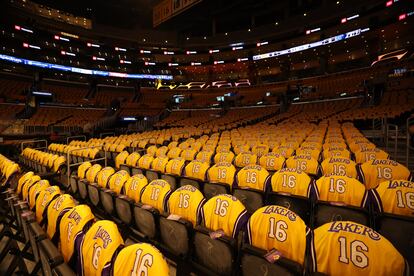 Vista general del pabellón de los Lakers, con las camisetas con el número y apellido de Paul Gasol.