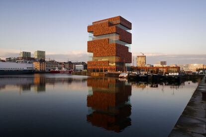 Más que una torre, el edificio del MAS (Museum aan de Stroom, www.mas.be) es una espiral que se eleva hasta los 60 metros de altura en el viejo puerto de Amberes. Cada una de las plantas (diez en total) está girada 90 grados con respecto a la anterior. Mientras el visitante sube por grandes escaleras hacia la azotea, donde se encuentran una terraza panorámica y un restaurante, va descubriendo las claves de la historia de la ciudad belga. El museo, proyectado por el estudio Neutelings Riedijk Architects (www.neutelings-riedijk.com) de Róterdam, se inauguró en 2011. “La plaza, los muelles y la torre están diseñados para formar un espacio continuo”, se puede leer en la descripción de los arquitectos, que eligieron piedra arenisca roja y paneles curvos de cristal para la fachada.