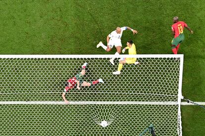 Andre Ayew, anotando el primer gol de Ghana durante el partido frente a Portugal. 