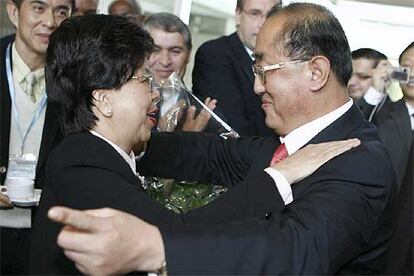 El ministro chino de Sanidad, Gao Qiang, felicita su compatriota Margaret Chen, candidata a dirigir la OMS.