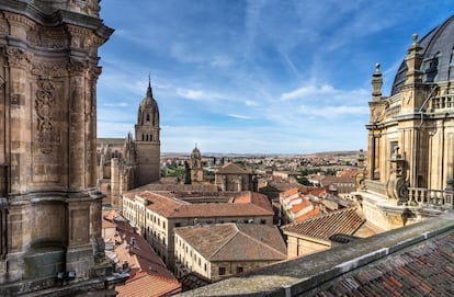 La ciudad universitaria alberga algunos de los más exquisitos ejemplos de arquitectura medieval y renacentista de nuestro país. Para Mara Sánchez Lorens, comisaria de la exposición Lina Bo Bardi: tupí or not tupí, "es además puerta hacia Portugal, y esto se palpa en cada rincón. Concentra y muestra arquitecturas de épocas muy dispares como sus dos catedrales [románica y gótica la Vieja, y gótica y barroca la Nueva], la Casa de las Conchas [de estilo plateresco] o la Casa Lis [art déco], el huerto de Calixto y Melibea, así como una Plaza Mayor [barroco churrigueresco] y los muchos patios que llevan al resto del mundo".