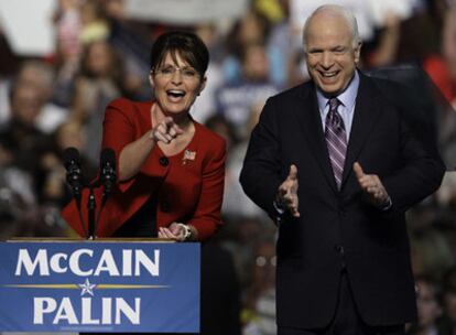 Sarah Palin y John McCain, durante un mitín con simpatizantes en Lancaster