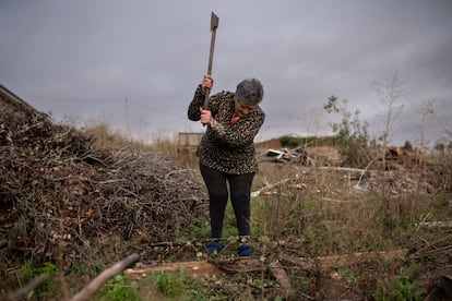 Predes Macías corta leña para alimentar el brasero y la chimenea.