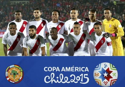 Los jugadores de la selección peruana antes del inicio del partido.