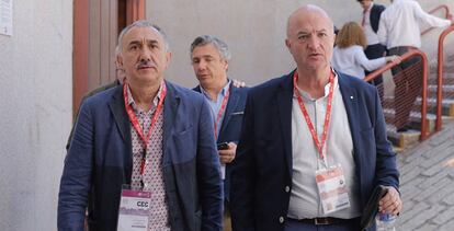 El secretario general de UGT, Josep Maria Álvarez, con el líder de la federación de movilidad y consumo, Miguel Ángel Cilleros