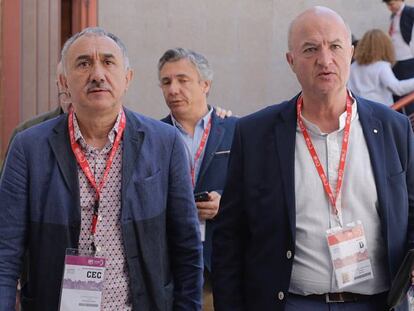 El secretario general de UGT, Josep Maria &Aacute;lvarez, con el l&iacute;der de la federaci&oacute;n de movilidad y consumo, Miguel &Aacute;ngel Cilleros