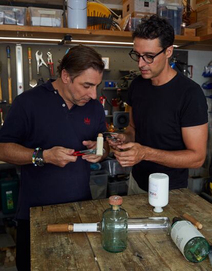 Carulla y Roca en el taller del diseñador con los prototipos de las botellas de los licores Esperit Roca. 