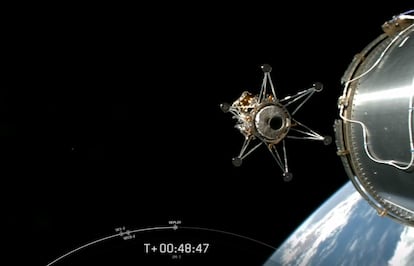 'Odiseo', con sus seis patas, se separa del cohete de SpaceX rumbo a la Luna, un pequeño punto a la izquierda.
