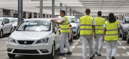 Carga de coches en la planta de Seat de Martorell, (Barcelona) .