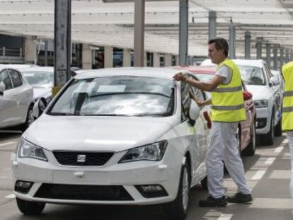 Carga de coches en la planta de Seat de Martorell, (Barcelona) .