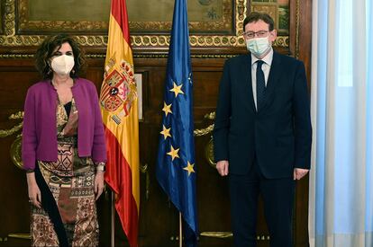El presidente de la Generalitat valenciana, Ximo Puig, con la ministra de Hacienda, María Jesús Montero, este martes en el Ministerio de Hacienda.