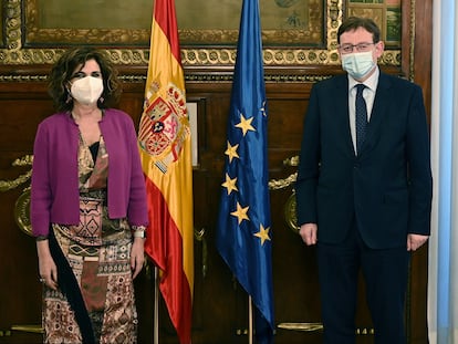 El presidente de la Generalitat valenciana, Ximo Puig, con la ministra de Hacienda, María Jesús Montero, este martes en el Ministerio de Hacienda.