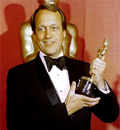 George Roy Hill, con el <i>oscar<i> logrado por <i>El Golpe</i> en la ceremonia de 1974.