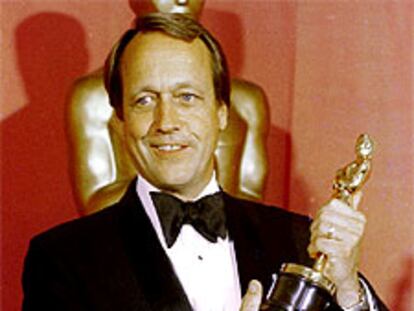 George Roy Hill, con el <i>oscar<i> logrado por <i>El Golpe</i> en la ceremonia de 1974.