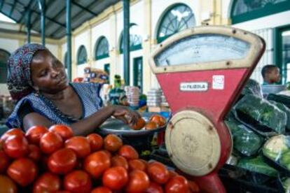 Vendedora de verduras en el Mercado Central de Maputo, en Mozambique.