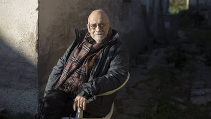 L'economista i activista Arcadi Oliveres a la seva casa de Sant Cugat.