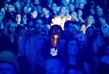 Concierto del grupo canadiense 'Arcade Fire' en el Air Centre deToronto, Canad. Uno de los espectadores asoma entre el pblico con una mscara.