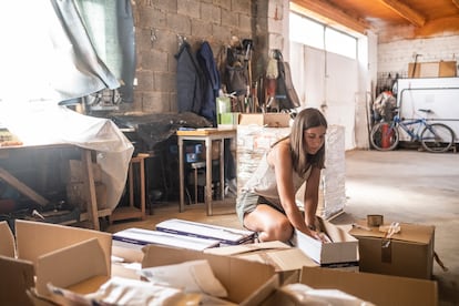 Carmen Manzano, responsable comercial de Almostop, empaquetando los cosméticos para que sean aptos para distribuir.
