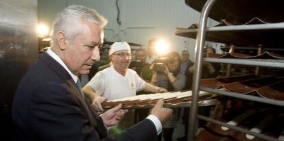 Javier Arenas, durante su visita a la panificadora Hidalgo de Viator (Almería).