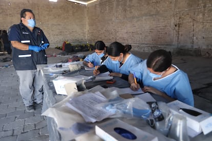 Investigadores trabajan en el rancho conocido como La Estanzuela o Izaguirre, dónde inicialmente integrantes del colectivo Guerreros Buscadores de Jalisco llegaron alertados por una llamada anónima. 