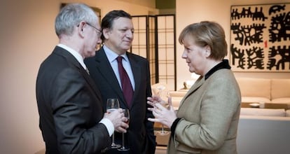 Angela Merkel conversa con Dur&atilde;o Barroso y Van Rompuy en Berl&iacute;n.