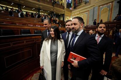 Los dirigentes de Vox, Santiago Abascal (derecha), Iván Espinosa de los Monteros (centro) y Javier Ortega Smith (izquierda), este sábado en el Congreso de los Diputados poco antes del comienzo de la primera jornada de investidura de Pedro Sánchez como presidente del Gobierno.