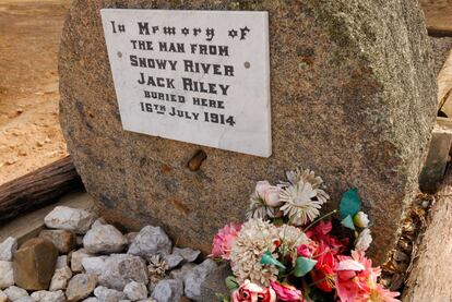 En Corryong (Australia) se encuentra la tumba del jinete Jack Riley que inspiró el poema 'El hombre del Río Nevado'. Su historia se puede recrear cabalgando por las tierras altas del estado de Victoria.