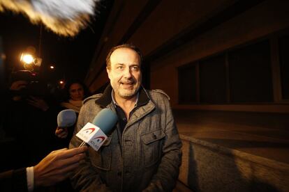 Un dels detinguts, Vicente Burgos, en llibertat, després de declarar davant el jutge.
