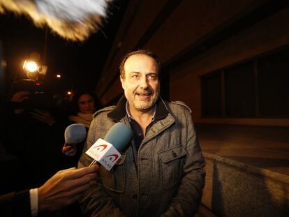 Un dels detinguts, Vicente Burgos, en llibertat, després de declarar davant el jutge.