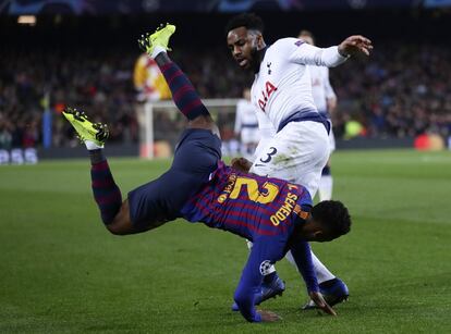 El defensa del Barcelona Nelson Semedo cae al suelo tras colisionar con el defensa del Tottenham Danny Rose. 