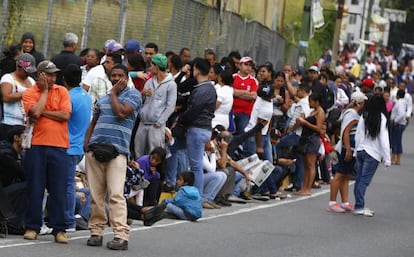 Fila em frente a um supermercado público em Caracas.