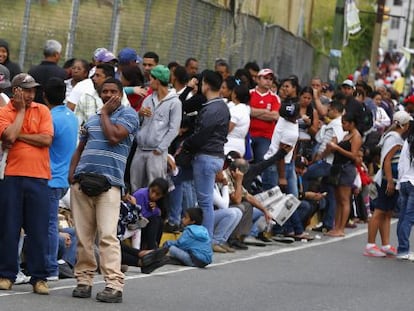 Fila em frente a um supermercado público em Caracas.