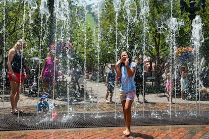 Una niña se refresca en una fuente de Aspen, Colorado