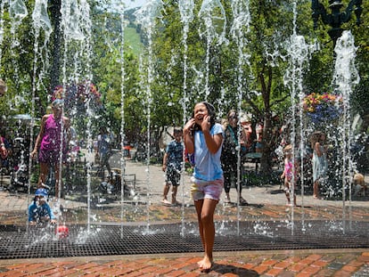 Una niña se refresca en una fuente de Aspen, Colorado