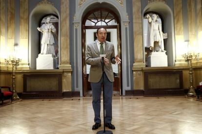 El vicepresidente primero de la Cámara Alta, Pedro Sanz, durante la rueda de prensa que ha ofrecido tras la reunión de la Mesa del Senado.