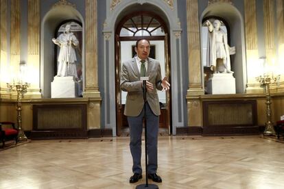 El vicepresidente primero de la C&aacute;mara Alta, Pedro Sanz, durante la rueda de prensa que ha ofrecido tras la reuni&oacute;n de la Mesa del Senado. 