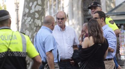 Miembros de la Guardia urbana tras los altercados de este jueves en Plaza Catalunya.