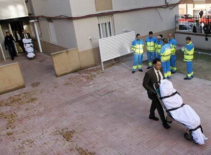 Traslado de los cadáveres de los dos fallecidos en Madrid.