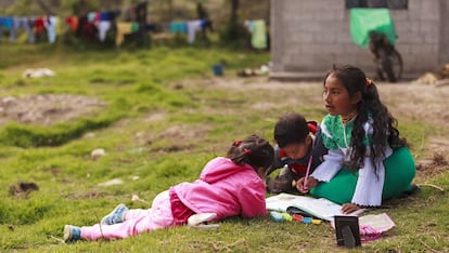 Tres niños juegan en las afueras de su casa ubicada en La Rinconada, provincia de Imbabura, Ecuador.