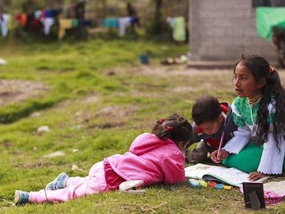 Tres niños juegan en las afueras de su casa ubicada en La Rinconada, provincia de Imbabura, Ecuador. 
 